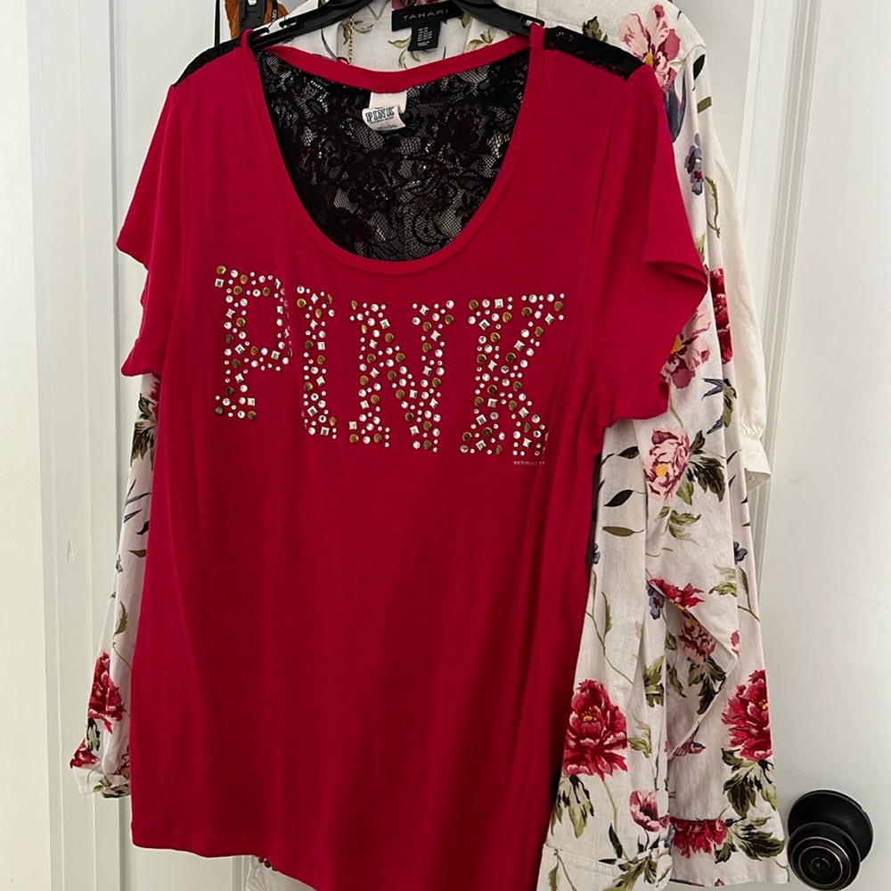 Pink tshirt. StuDDed PINK front and balance back. Very soft front and back.